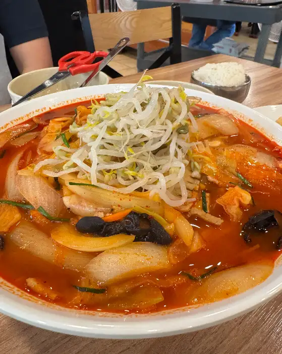 푸짐한 해산물과 채소가 가득한 화평 짬뽕