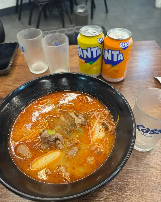 알록달록한 음료수 캔과 함께 나온 마라탕