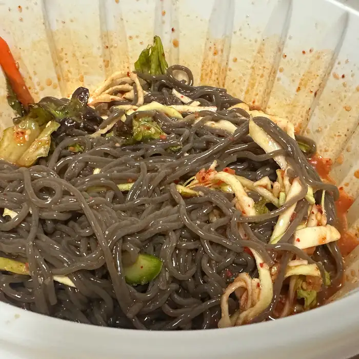 곱게 쌓인 메밀면의 아씨마늘보쌈 막국수