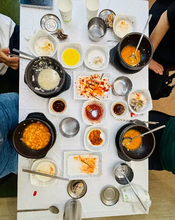 푸짐하게 차려진 식사 테이블