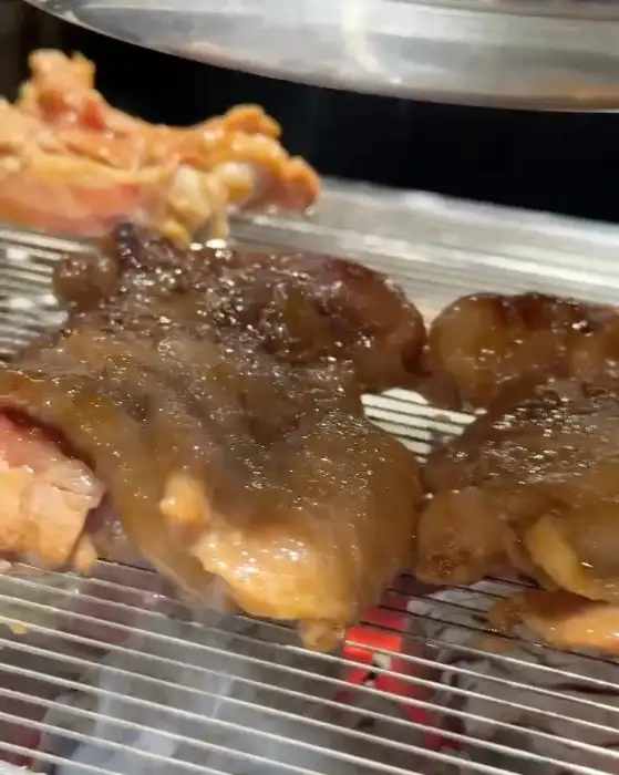 부막숯불닭갈비 대연점 숯불 위에서 구워지는 닭고기 근접샷