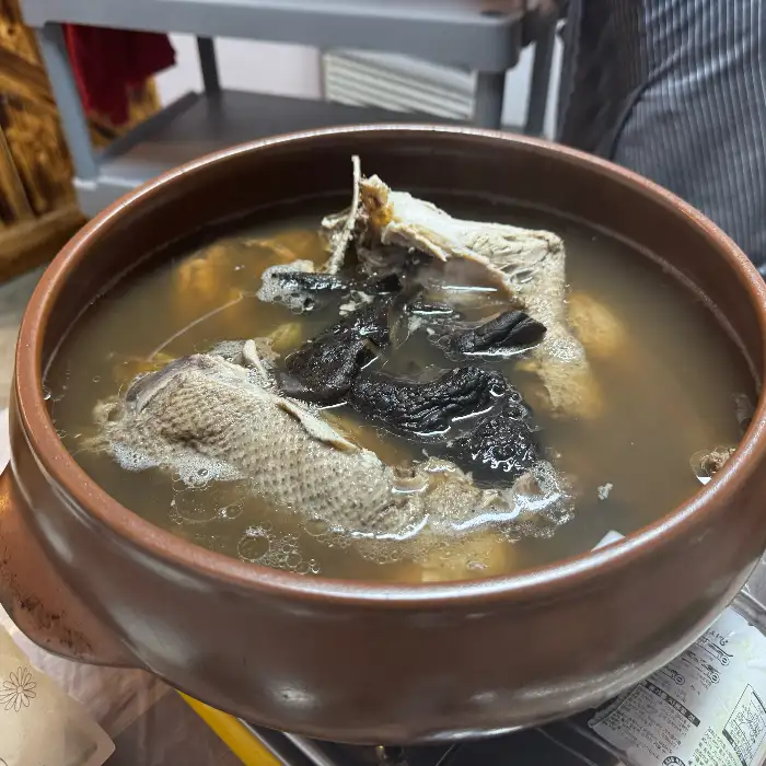 먹음직스럽게 끓고 있는 능이 오리백숙