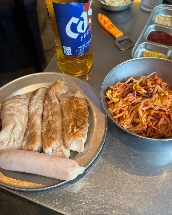 서비스로 제공되는 납작만두와 소세지