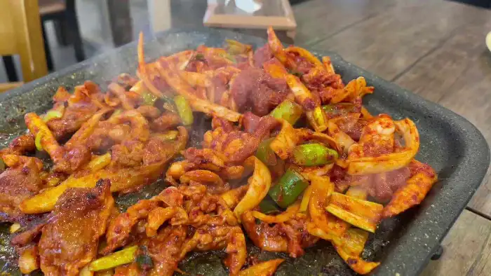 다양한 재료가 어우러진 볶음 요리