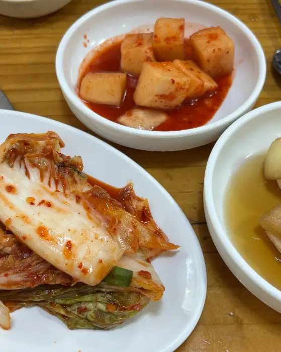 매콤하게 버무려진 맛있는 배추김치와 깍두기