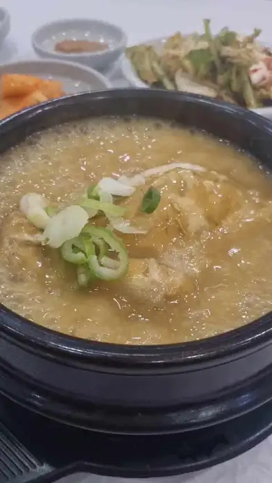 상황삼계탕 모습과 매장 내부 일부