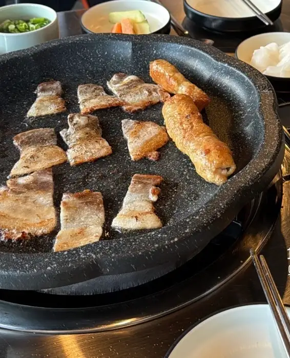 돌판 위에서 익고 있는 다양한 모양의 막창