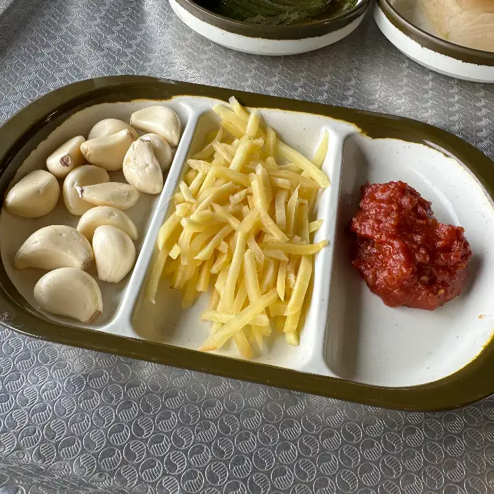 다양한 곁들임 소스와 재료