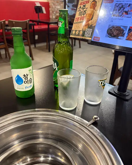 소주병과 맥주병, 그리고 얼음이 담긴 시원한 맥주잔