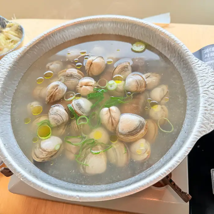 다양한 조개가 꽉 찬 도브레만돌 봉골레 샤브샤브