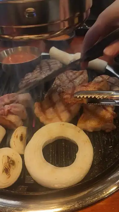 두껍집 2호점에서 구워지는 먹음직스러운 돼지고기