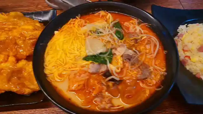 다양한 재료가 푸짐하게 담긴 마라탕