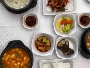 정갈하게 차려진 아름마을순두부의 한 상 차림