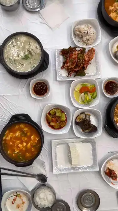 정갈하게 차려진 아름마을순두부의 한 상 차림