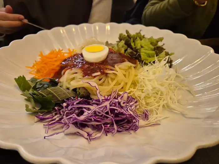 칠성제면소 원주직영점 비빔쫄면과 다채로운 채소