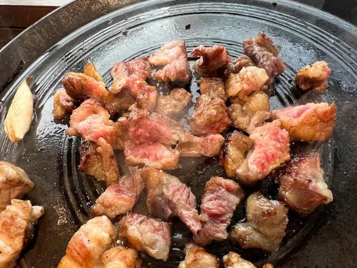 불판 위에서 맛있게 구워지고 있는 814 바베큐의 꽃갈비살
