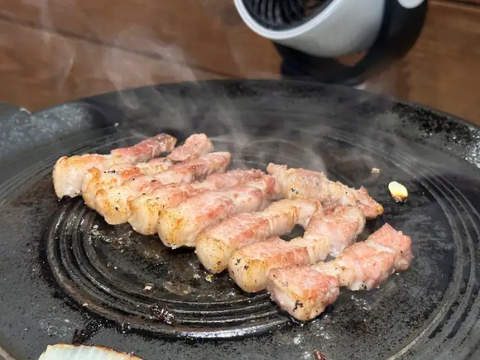 814 바베큐에서 구워지고 있는 삼겹살 조각들