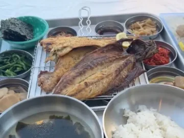 푸짐하게 차려진 구읍뱃터 파시 생선구이 한상차림
