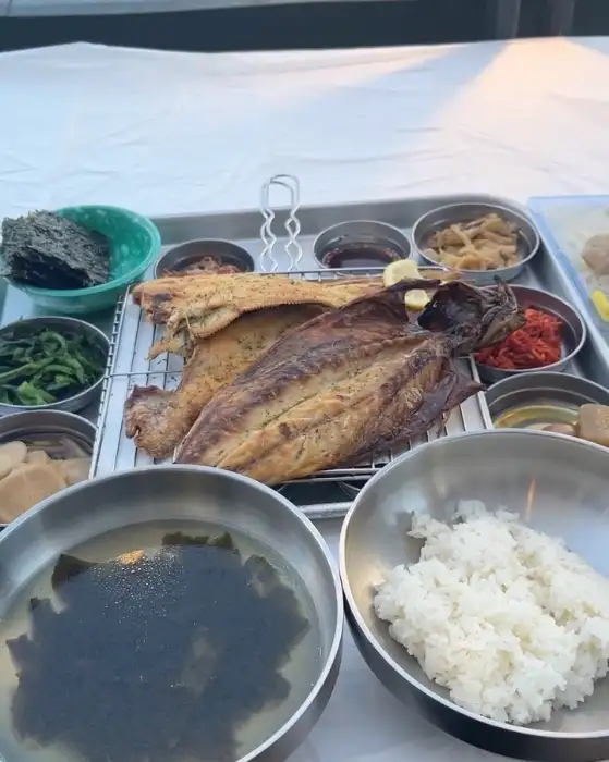 푸짐하게 차려진 구읍뱃터 파시 생선구이 한상차림
