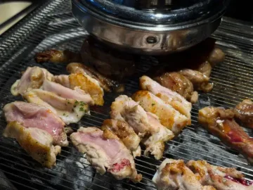 부막숯불닭갈비 대연점 숯불 위에서 구워지는 닭고기
