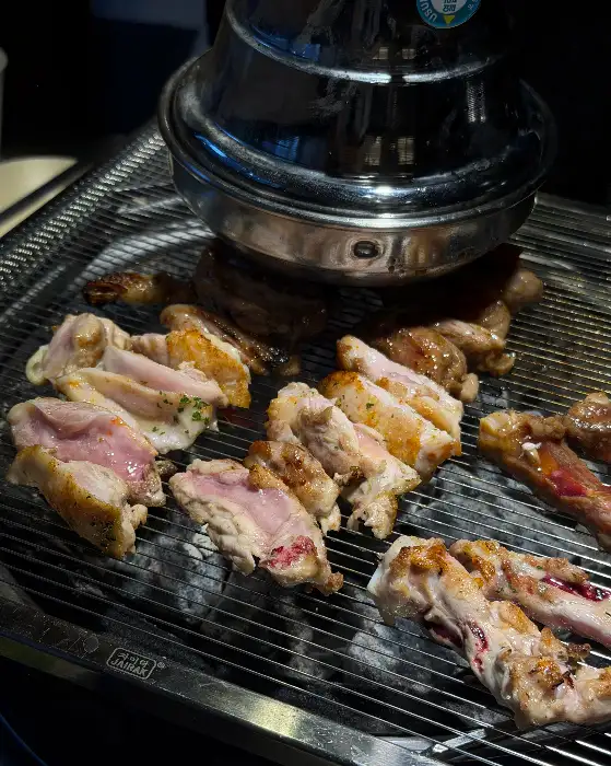 부막숯불닭갈비 대연점 숯불 위에서 구워지는 닭고기