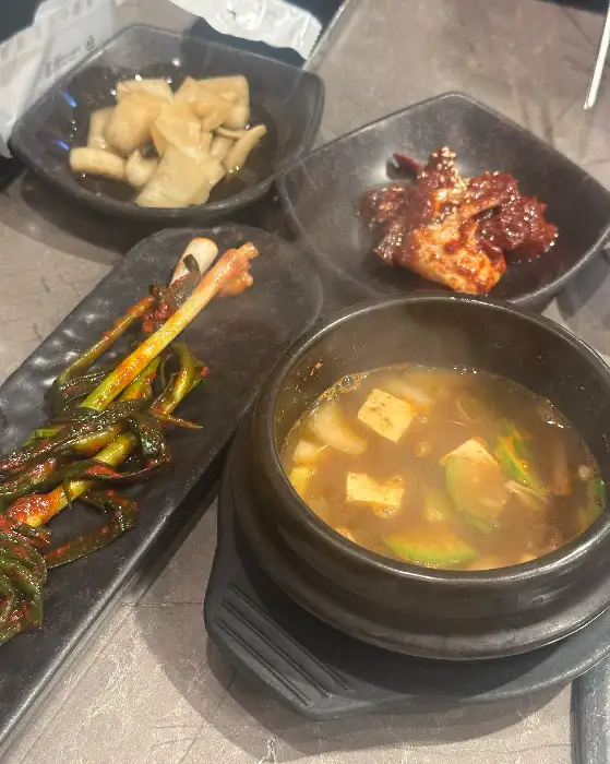 된장찌개, 볶음김치, 갓김치로 보이는 반찬들