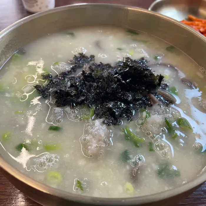 감자와메밀 옹심이 칼국수 한 그릇의 클로즈업
