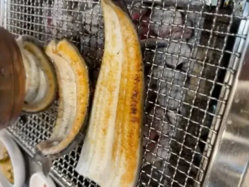 숯불 위에서 노릇하게 구워지고 있는 장어의 모습