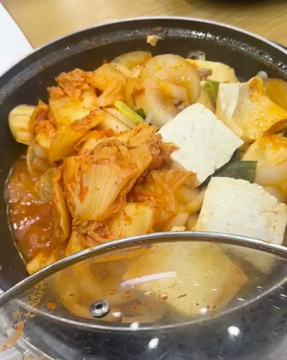 돼지집 두루치기에 두부와 김치가 듬뿍 들어간 모습