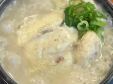 김이 모락모락 나는 불로삼계탕의 뚝배기 모습