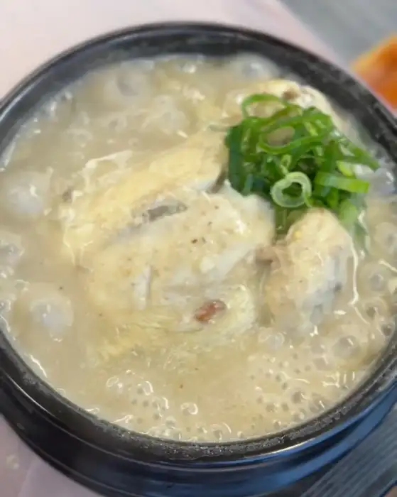 김이 모락모락 나는 불로삼계탕의 뚝배기 모습