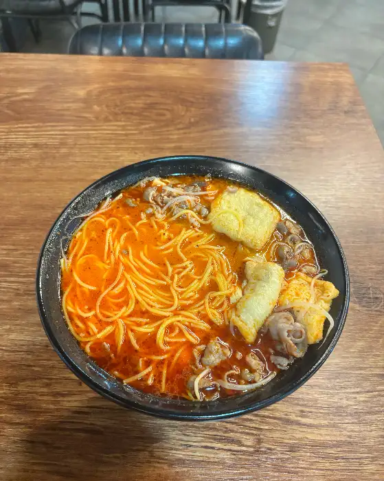 다양한 재료와 면이 어우러진 마라탕