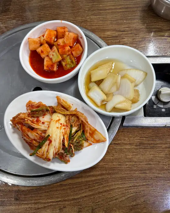 푸짐한 뼈해장국과 함께 제공되는 김치와 깍두기