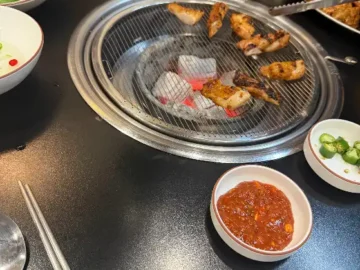 잘 익어가는 숯불 닭갈비와 곁들임 반찬 모습