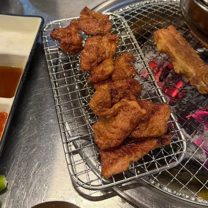 숯불 위에서 맛있게 구워지는 양념갈비