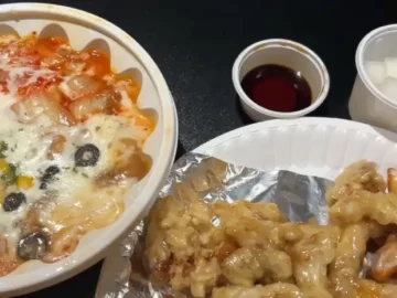 육영탕수육 강릉점의 감자크림탕수육과 김치치즈탕수육 구성