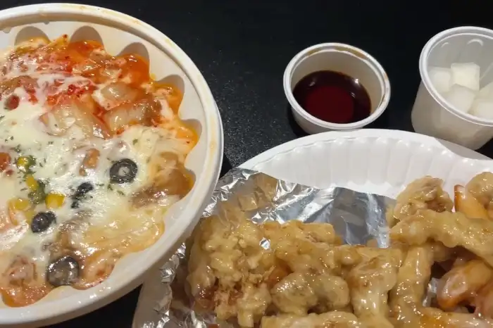 육영탕수육 강릉점의 감자크림탕수육과 김치치즈탕수육 구성