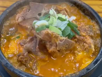 따뜻한 국물에 푸짐한 고기가 가득한 소문난감자탕해장국 뼈해장국