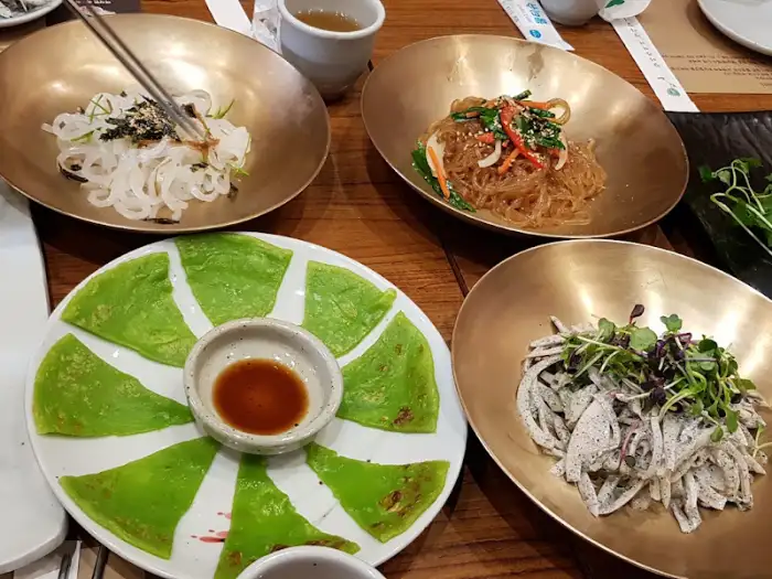 명금애한상차림의 먹음직스러운 전과 얇은 면 요리