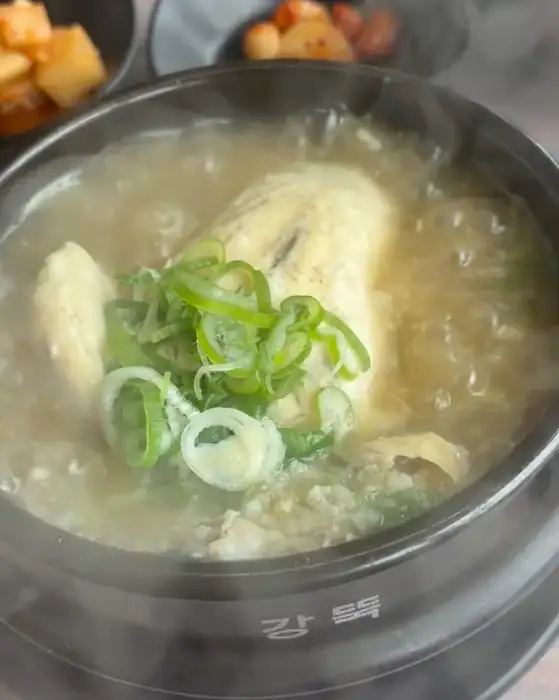 불로삼계탕의 닭고기 속을 보여주는 클로즈업