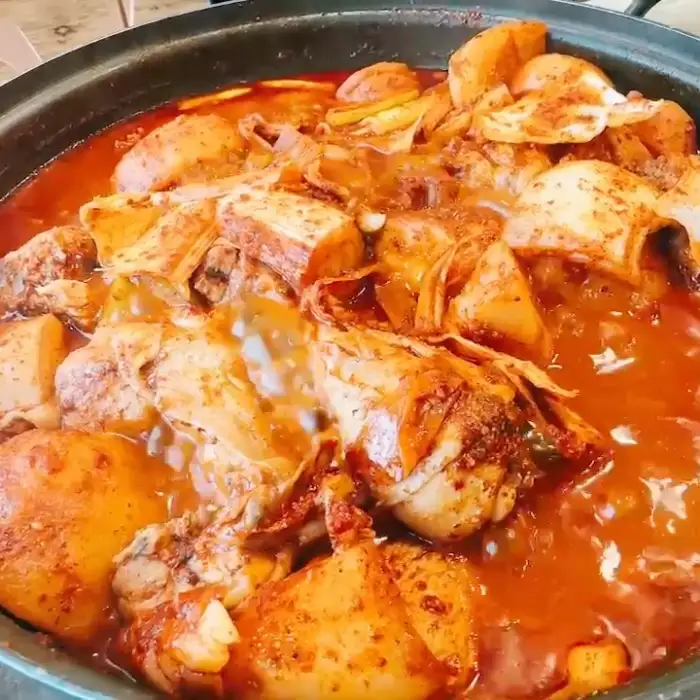 먹음직스럽게 조리된 닭볶음탕