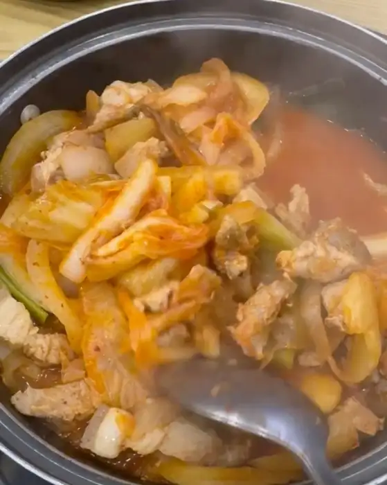 끓고 있는 돼지집 두루치기 냄비와 숟가락
