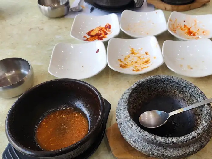 식사 후 남은 반찬 접시와 솥밥 그릇