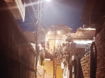 올딧세의 밤, 따뜻한 조명이 비추는 숨겨진 골목길 풍경