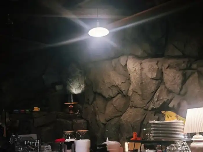 올딧세 실내의 독특한 암석 벽면과 샹들리에 조명