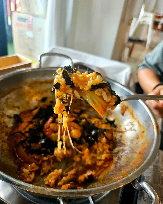 치즈가 듬뿍 녹아내리는 알프스식당 간월재점의 볶음밥