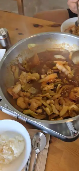푸짐하게 담긴 알프스식당 간월재점의 낙곱새