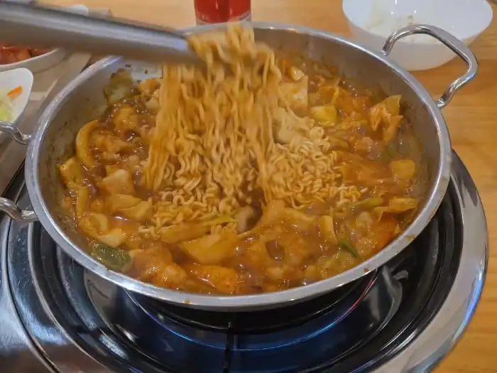 알프스식당 간월재점 낙곱새에 라면 사리를 추가해 먹는 모습