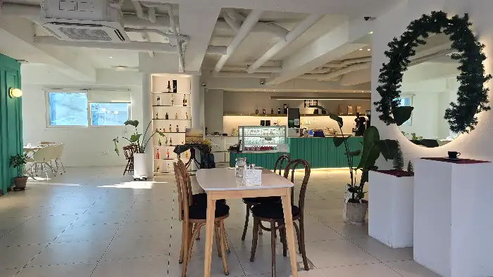 암파스타레 안동 매장의 넓고 깔끔한 내부 공간