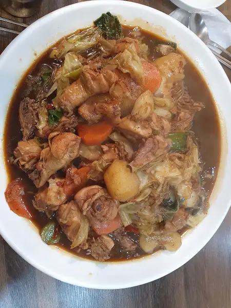 안동양반찜닭의 찜닭, 닭고기와 채소, 감자가 듬뿍 들어간 푸짐한 모습